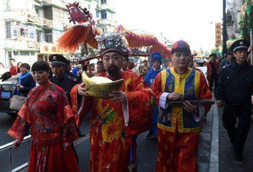 在杭州的韩国游客已经开始拜财神了  拜财神的技巧给韩国人学去了 看这阵仗，虔诚又