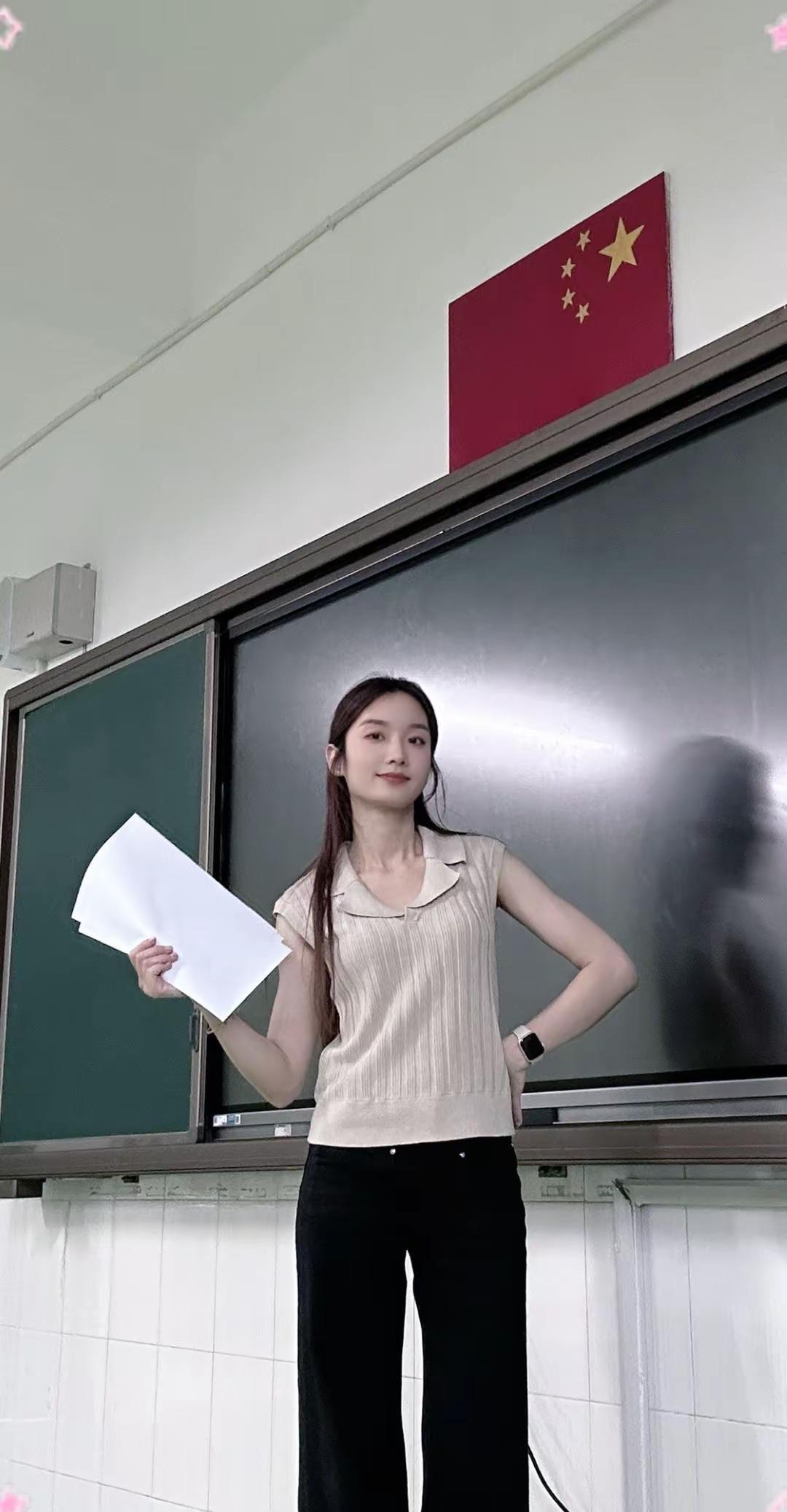 展示一下OOTD.随便乱穿 今天好冷 等等我先摆好造型 今日分享 OOTD 终于