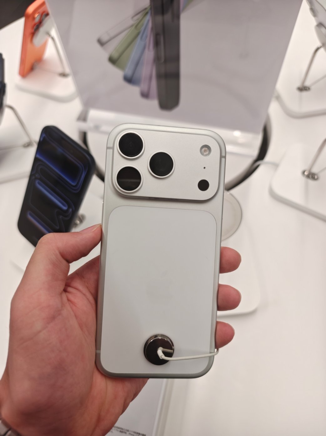 第一批用上iPhone17的人出现了 iPhone17Pro/Max还得是银色好
