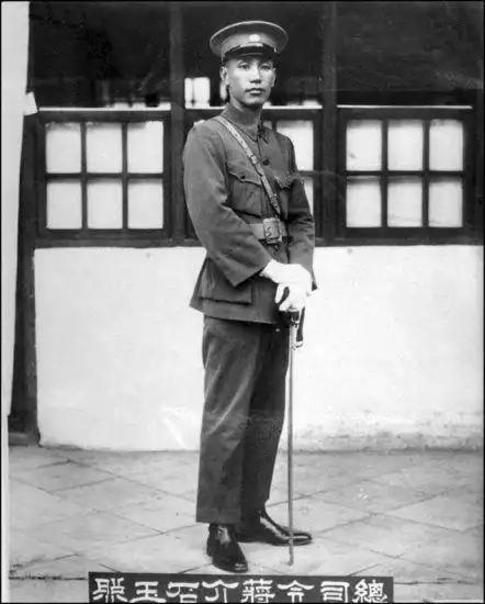 上一个边打仗边炒股的人，是蒋介石。

根据黄埔军校学生、曾救过老蒋的陈赓回忆：