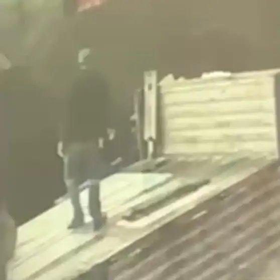 《土耳其男子遭闪电击中，全身僵直，重重摔倒》土耳其男子遭闪电击中，全身僵直，重重