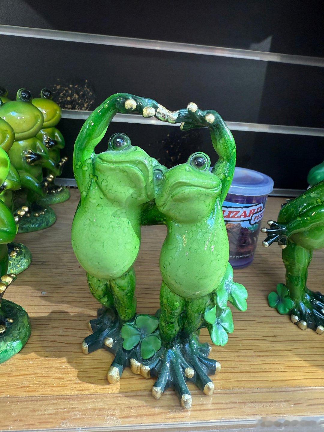 管乐卡点11点12分为张小婉庆生，那些青蛙周边一个比一个萌，尤其是亲亲款和比心款