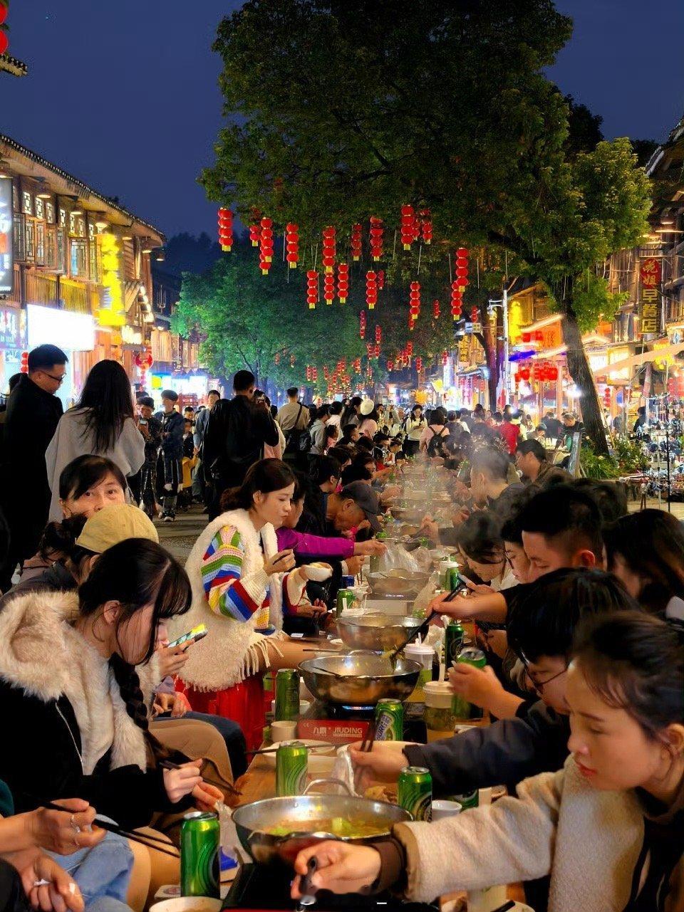 第一次体验侗族长桌宴真的真实感受 被这份热闹狠狠圈粉！满桌特色菜冒着热气，席间歌