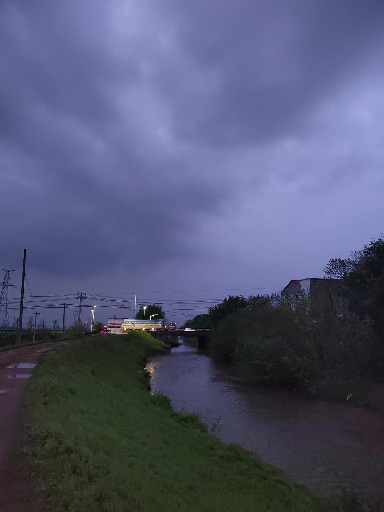 夜幕下的第一版新320国道

高安城北及城郊一带的320国道，目前为止已是第三版