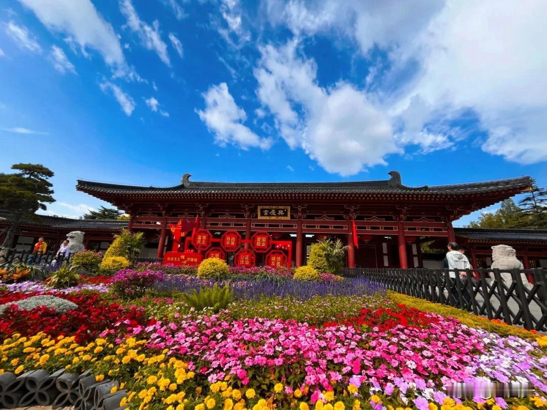 兴庆宫公园秋日美景：兴庆湖畔，绚烂斑斓！秋风送爽，兴庆宫公园迎来了它一年中最绚烂