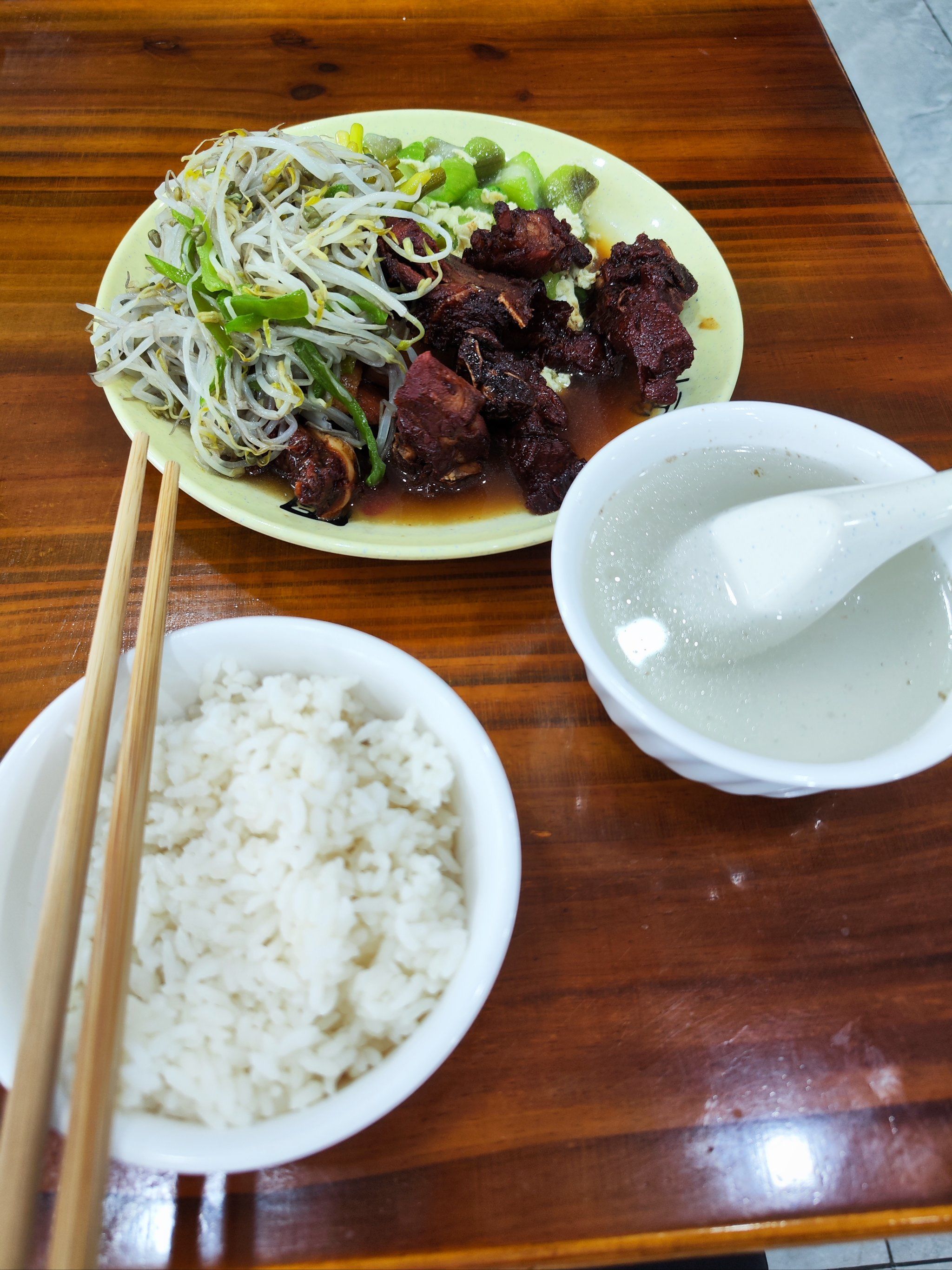 人间烟火气从这顿早饭开始。软烂入味的红烧排骨，爽口青菜豆芽，配上热乎米汤，平凡又