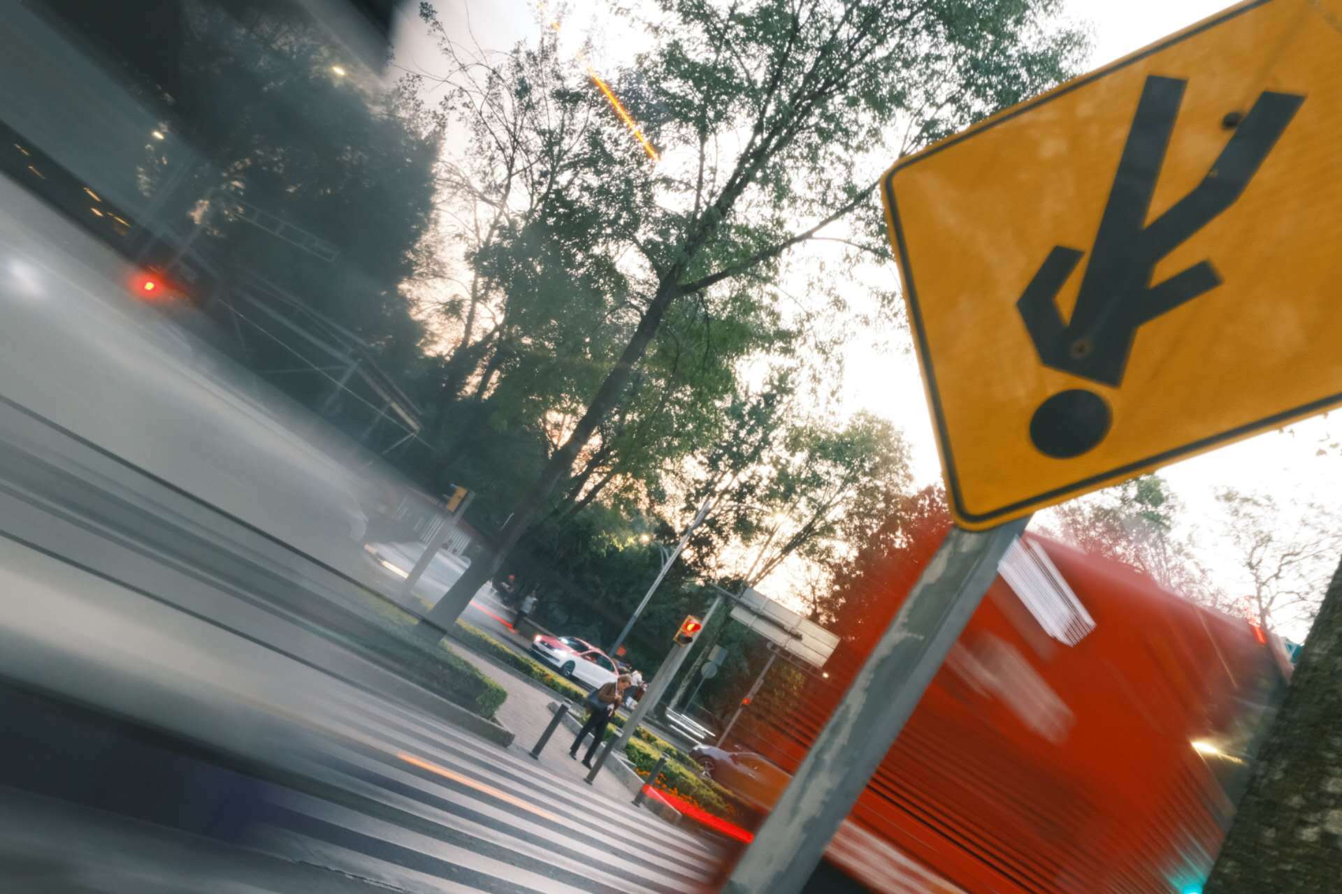 我觉得出行的意义，是在陌生风景里找片刻松弛。喜欢秋日下四处闲游的感觉，光照透过树