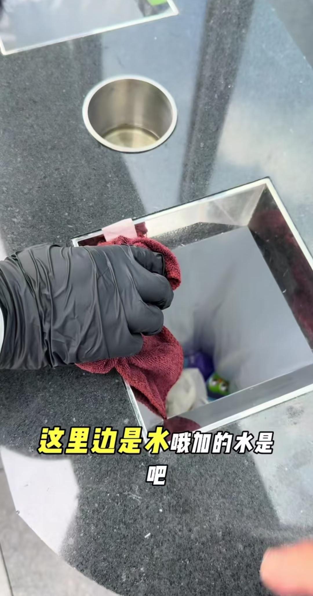 这就是胖东来为什么每次都干净整洁的原因吧，垃圾桶上面烟灰缸里的烟头不得超过3个，