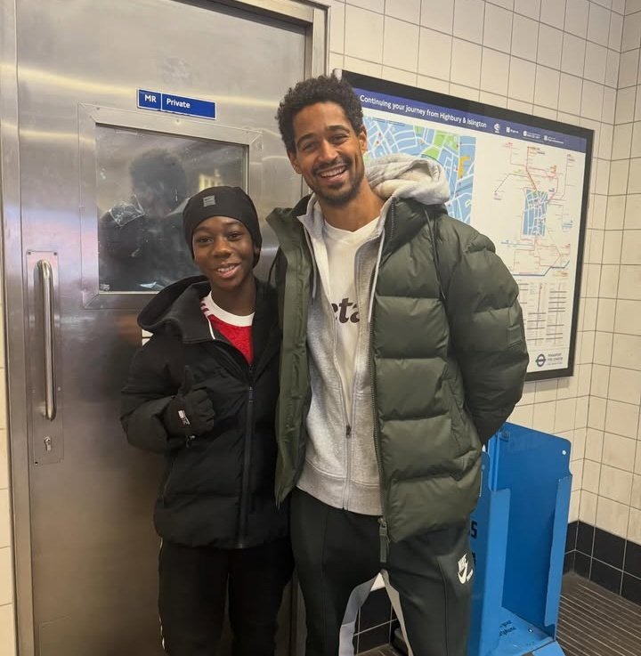 两代迪安·托马斯见面，顺利完成交接棒。 