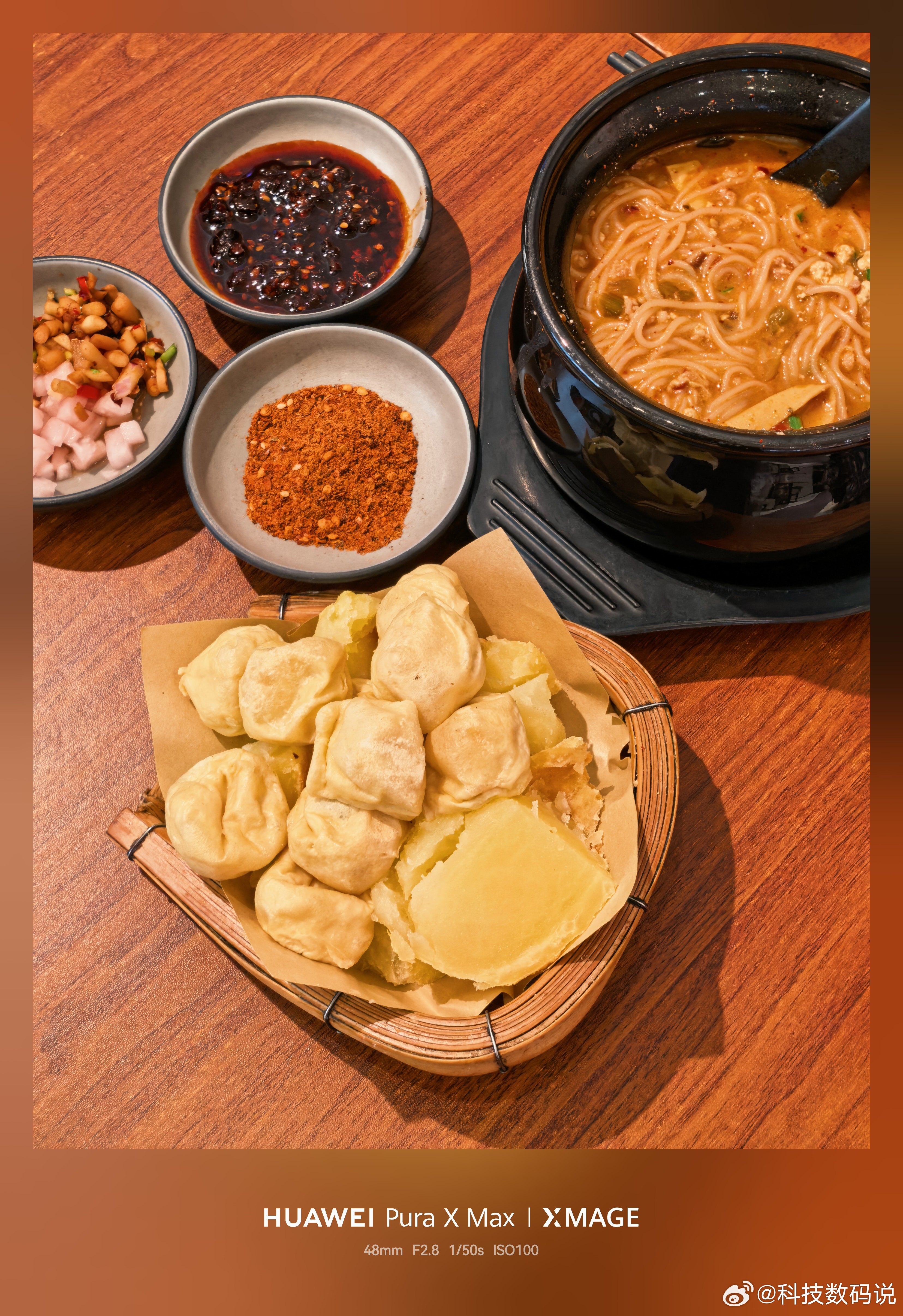 来丽江整点云南特色臭豆腐罐罐米线+烤包浆豆腐+烤土豆沾水调料搞了三个干辣椒配包浆