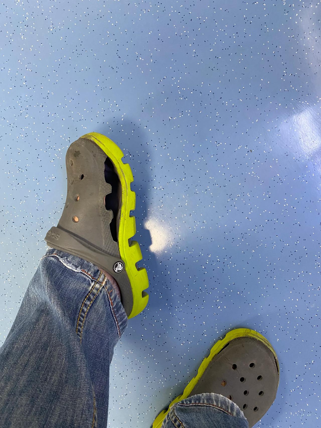 又断了一个齿，
淼哥成了一个走路带风的男人。