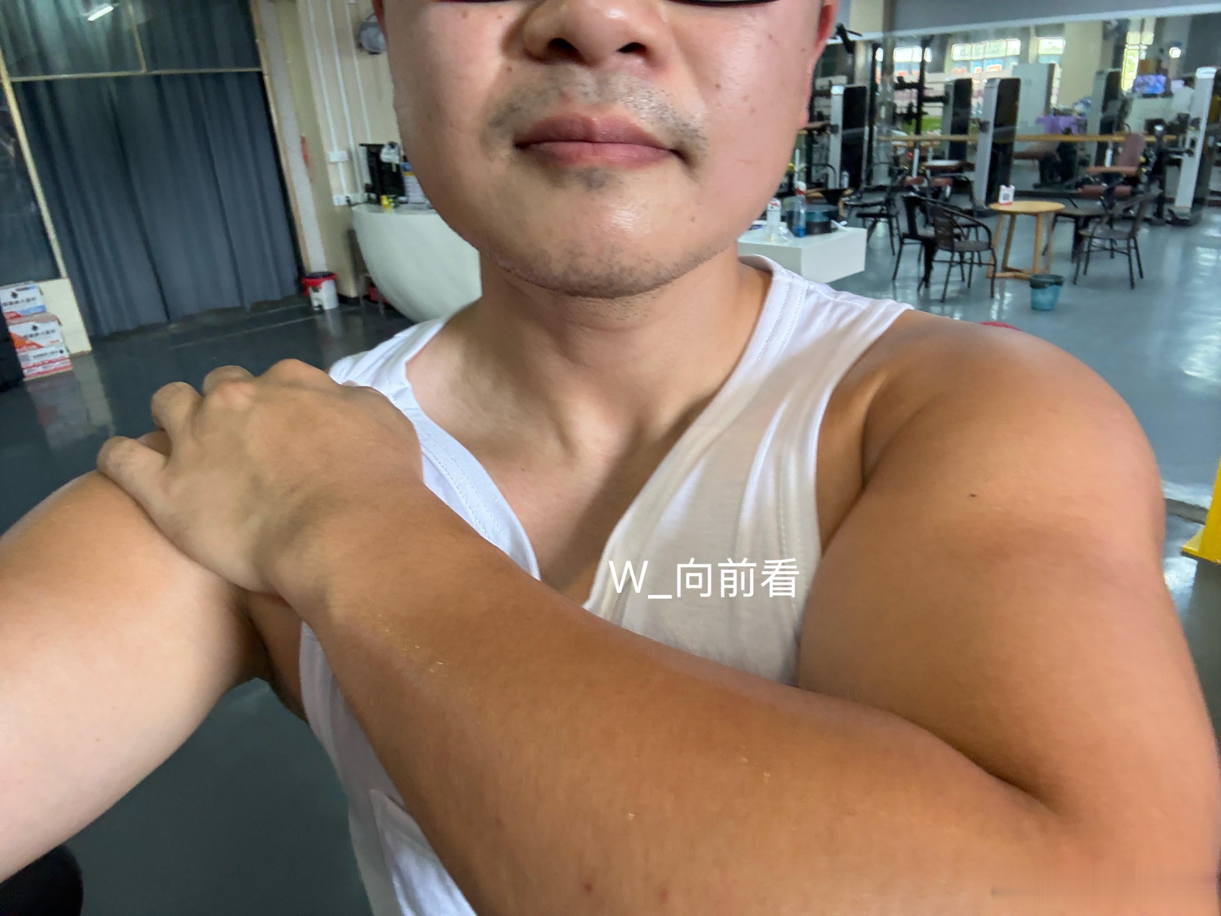 渣渣背练完啦！今天感觉还不错，没咋看手机，就一直在练！不知道为啥，左边肩有点痛痛