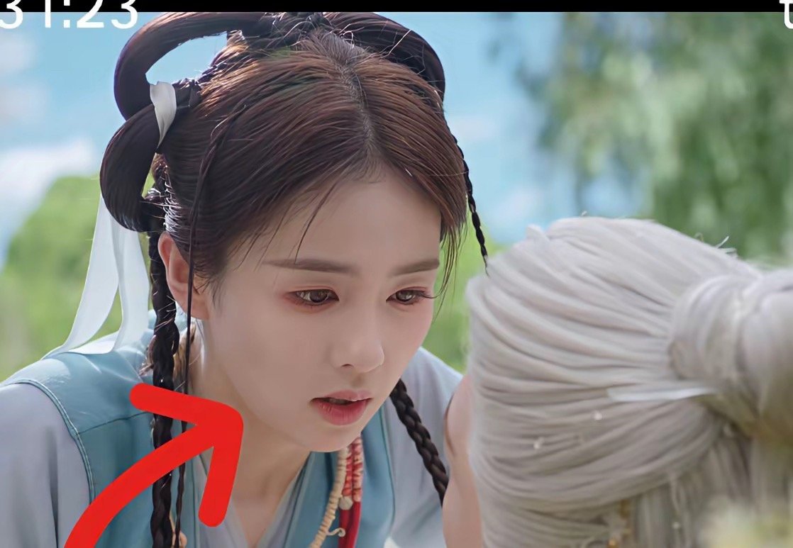 白鹿感觉是不是没睡醒 眼睛肿肿的，脸部也有点肿 于正10天有7天都在宣传临江仙，