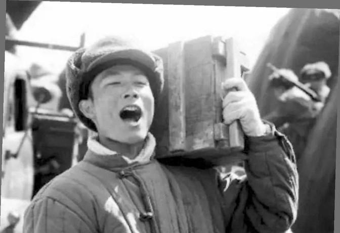 1951年，一个15岁新兵擦大炮，埋头看瞄准镜，谁料突然瞅见，敌人阵地上出现一奇