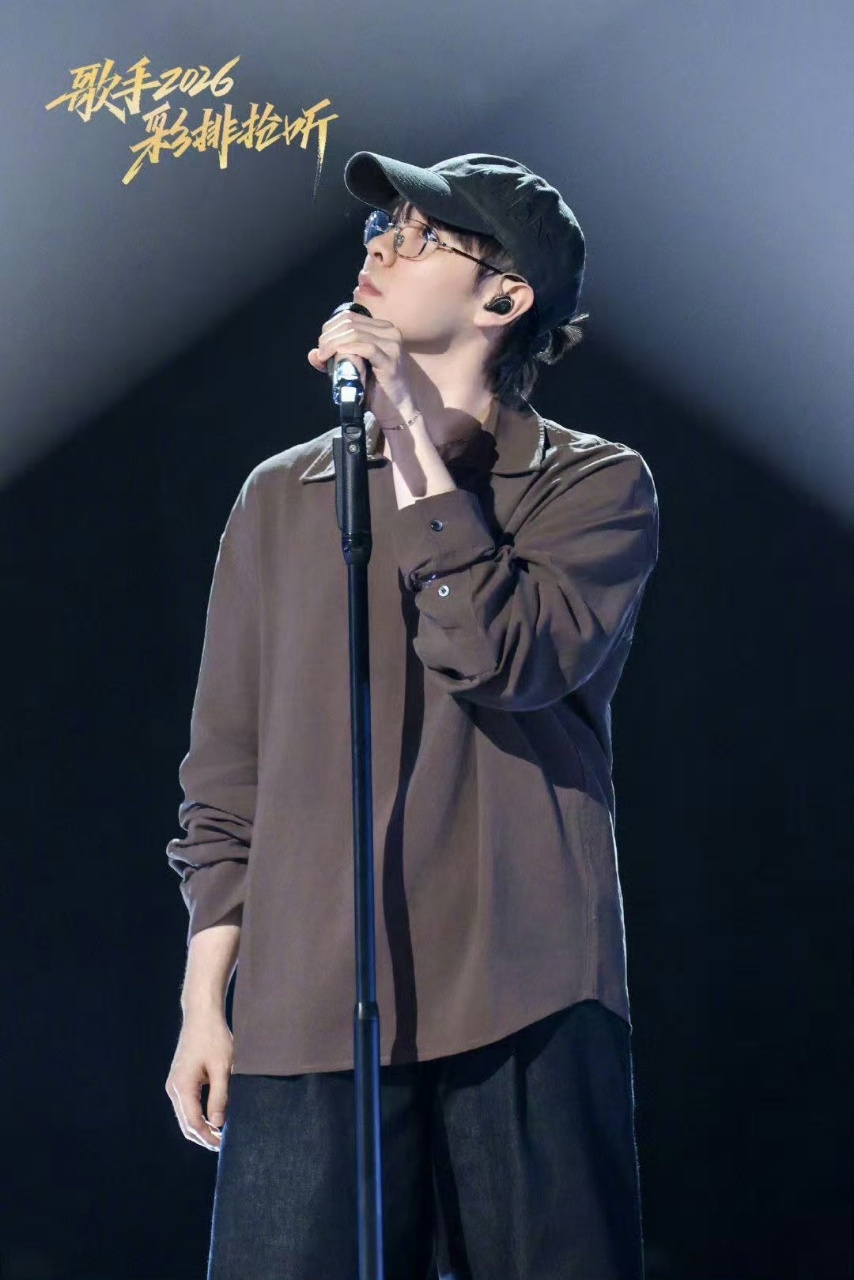 尤长靖第一个唱歌手直播 本来就危险，还抽到第一个出场，尤长靖这运气也是没谁了。 