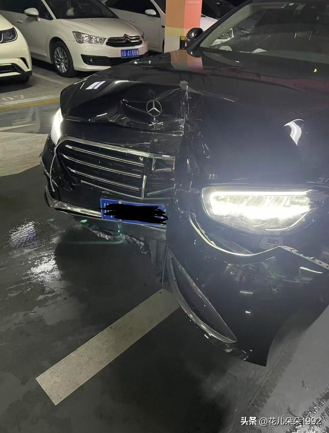 我的天，这个大奔居然撞成v字形了，这种情况车主想与物业打官司？
车主妹纸说小区停
