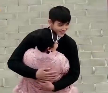 看把陈凯歌乐的，
笑得都合不拢嘴了。

近日有画面曝光，
陈红一看到许久未见的儿