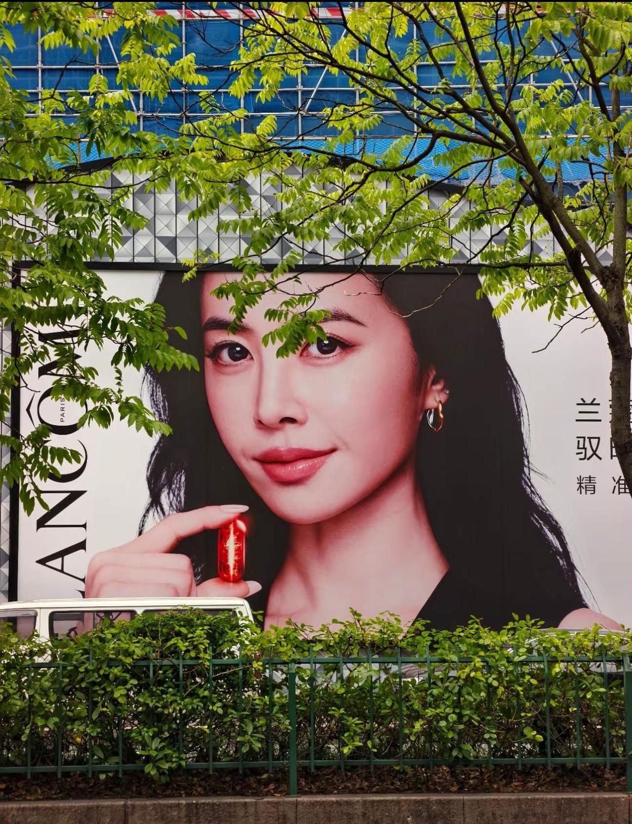 明星海报打卡 街拍海报 杭州万象城蔡依林