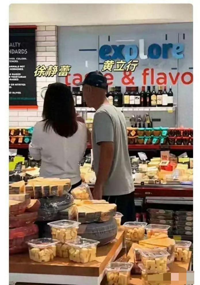 网友在美国加州超市偶遇徐静蕾、黄立行夫妇。财富自由的他们，早就脱离了国内影视娱乐