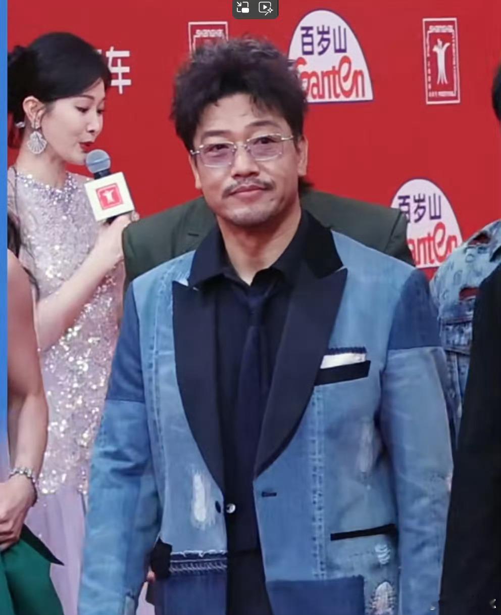这应该是娱乐圈减肥最失败的一个，本来挺有喜感的，结果减下来像韩国黑帮了。[允悲]