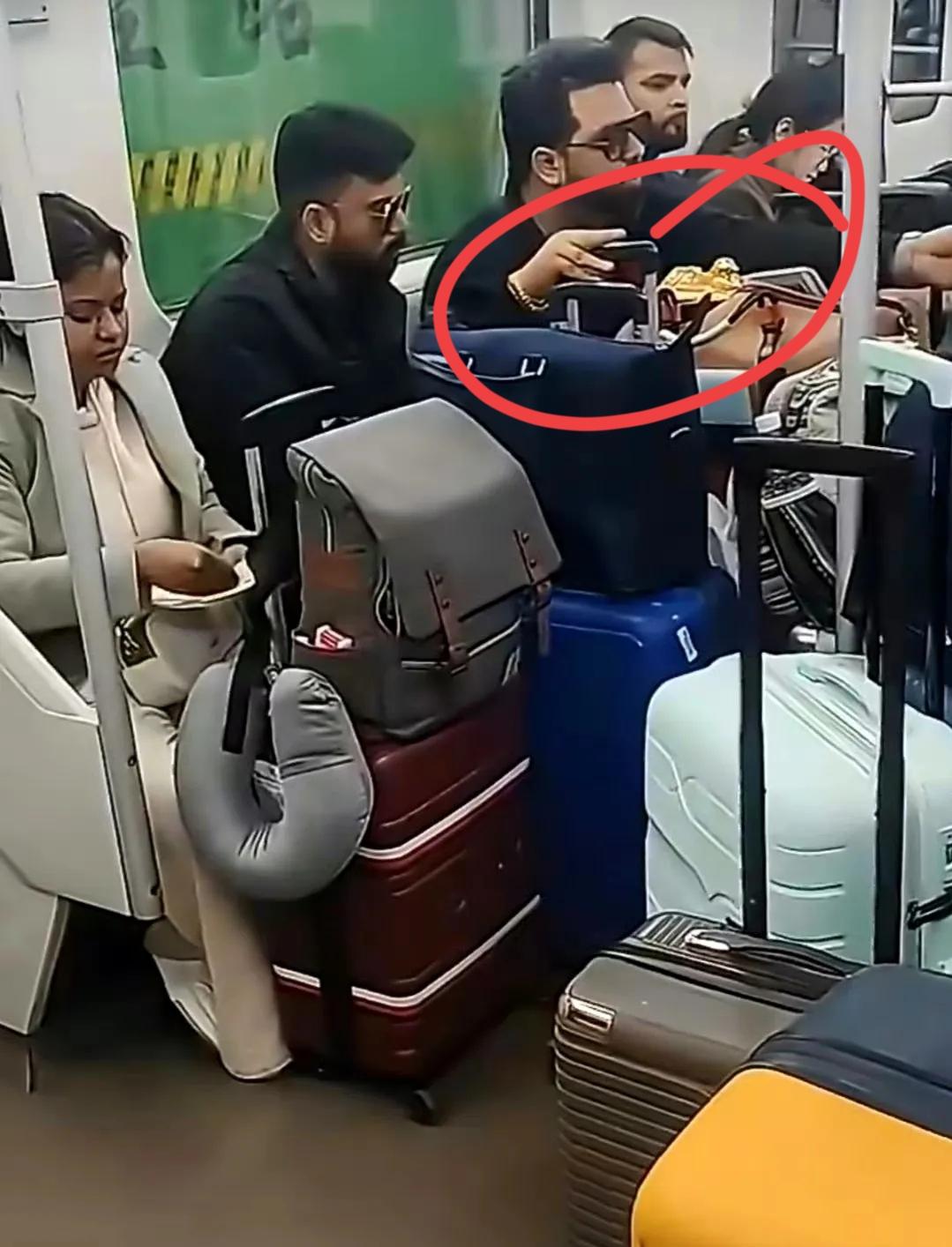 果不其然

近期，印度游客在华的几起不文明行为接连引发网友热议，有人质疑对外国游