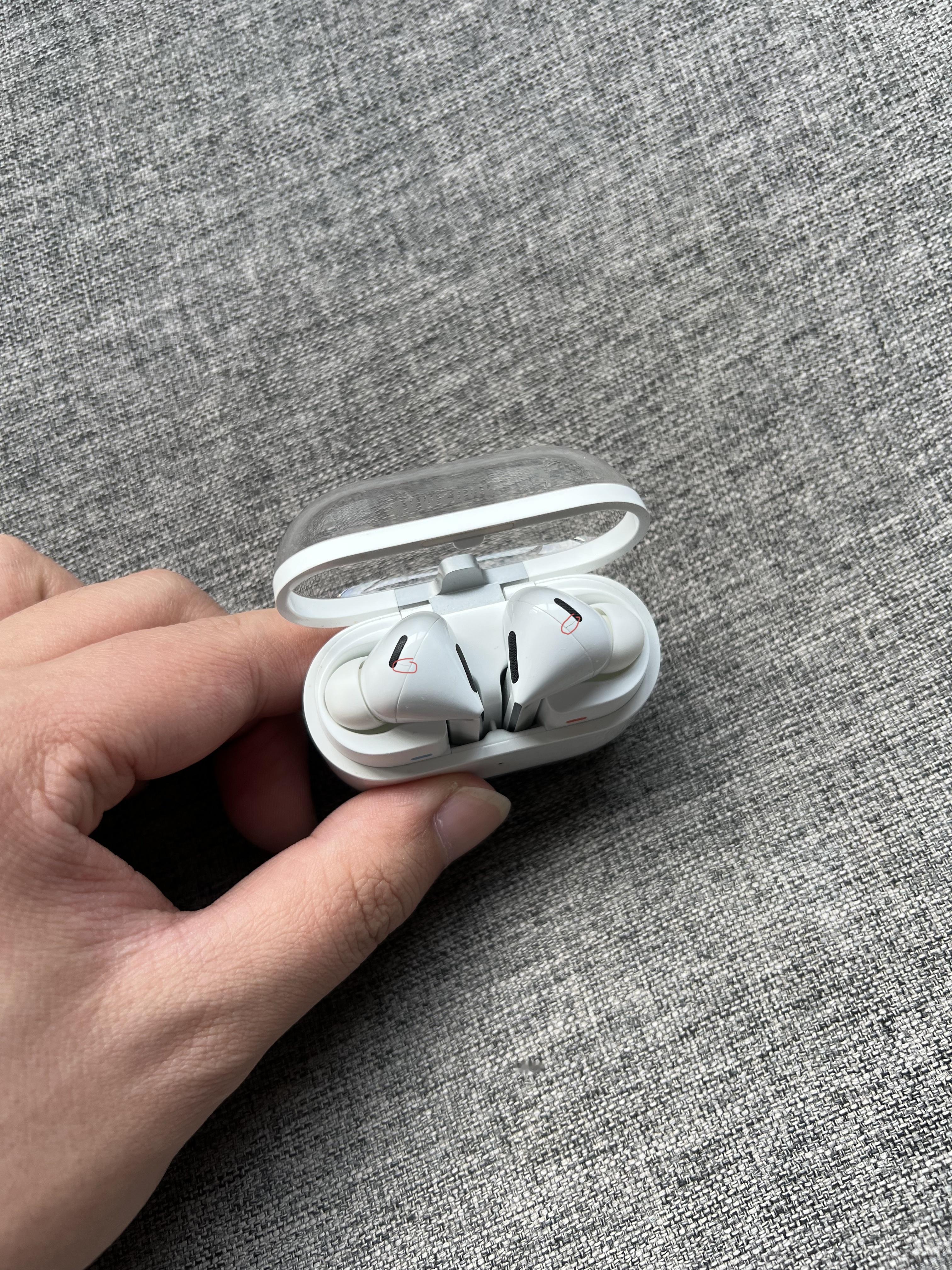 三星Galaxy Buds3 Pro 黑色，充电盒小划痕，耳机小磕碰掉漆，店保三