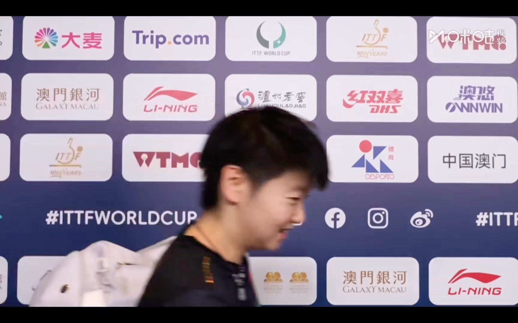 莎莎笑眯眯的路过混采区