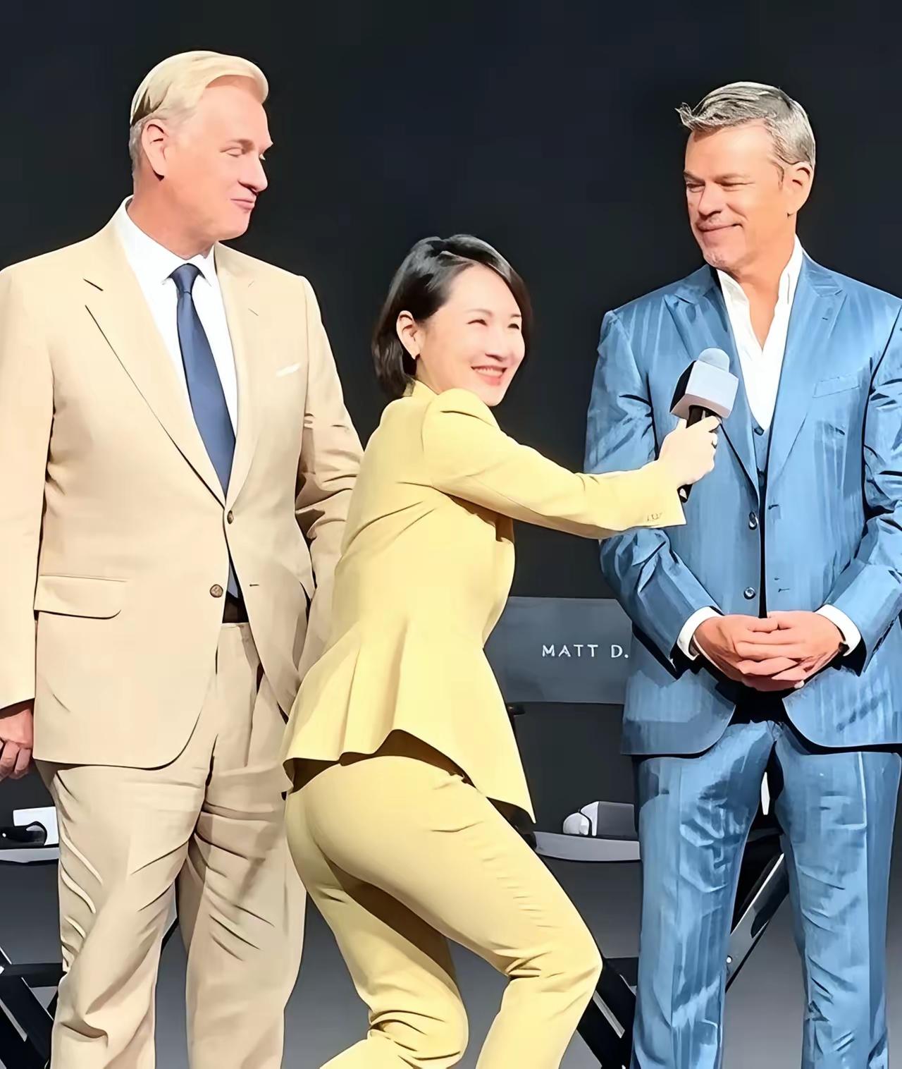 网上的两组图片，给人两种感觉！
东方大国的主持人采访老外，那弯腿翘臀，奴颜婢膝的