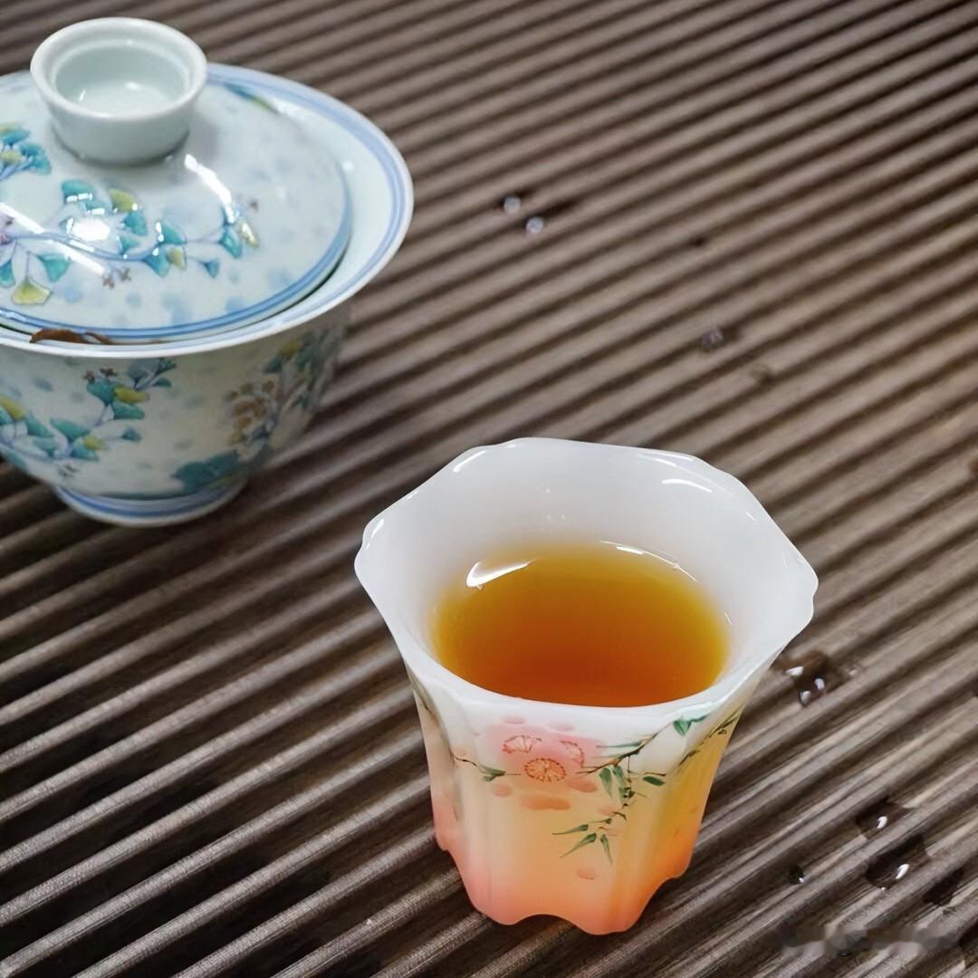 忙碌的间隙，烧一壶水，泡一杯茶。不为解渴，更像是给自己行个方便的仪式——对生活的