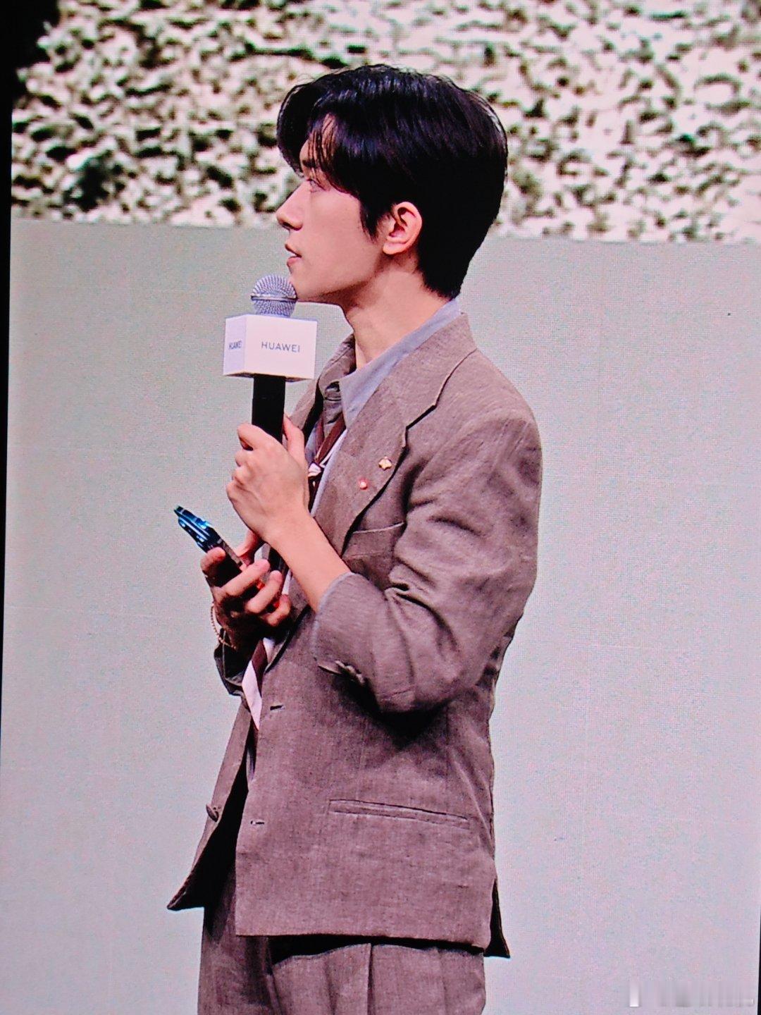 易烊千玺这个骨相简直了啊！是老朋友是新朋友也是好朋友～华为发布会易烊千玺