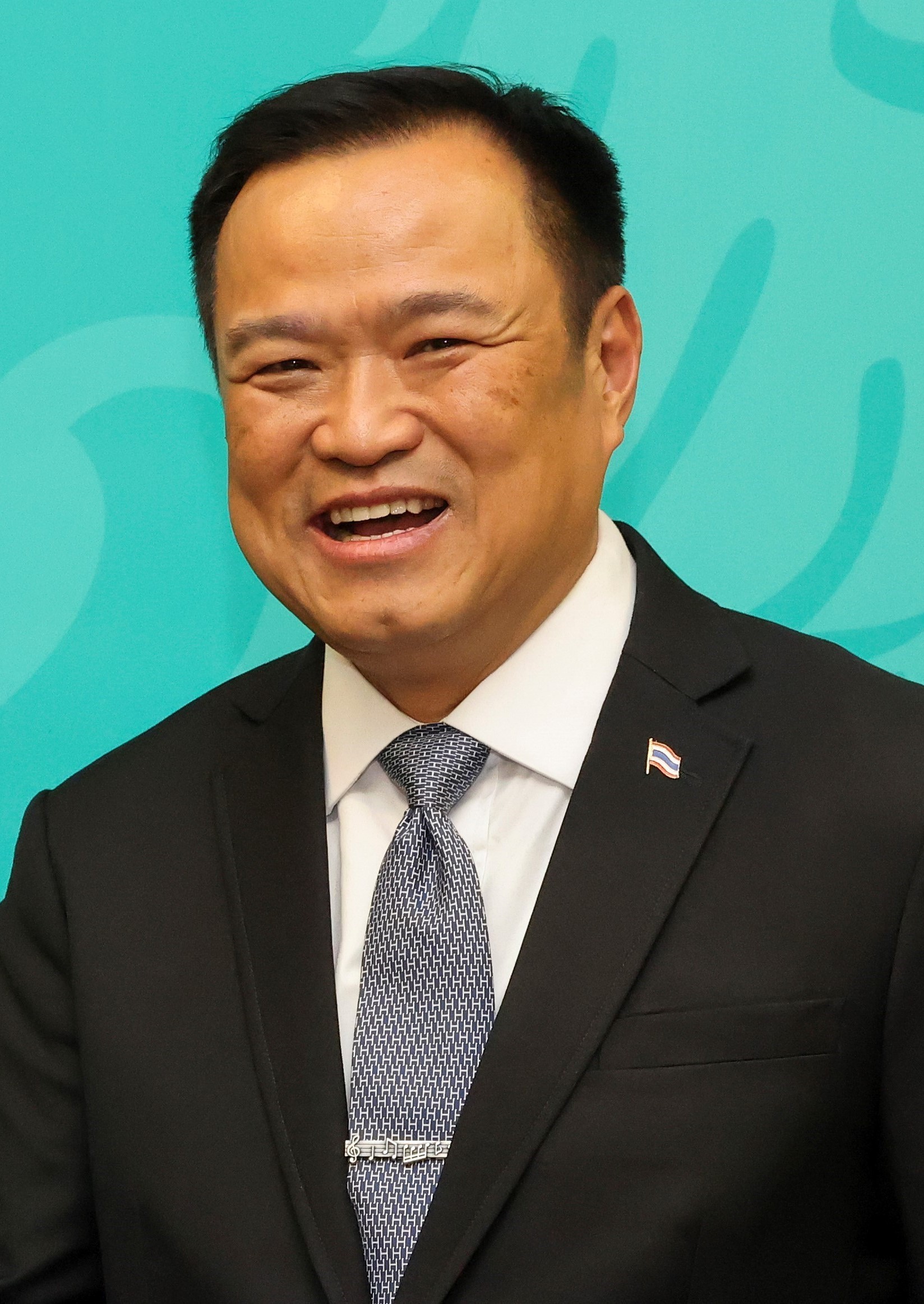 泰国总理阿努廷（Anutin Charnvirakul）出生于泰国富裕的华裔家庭