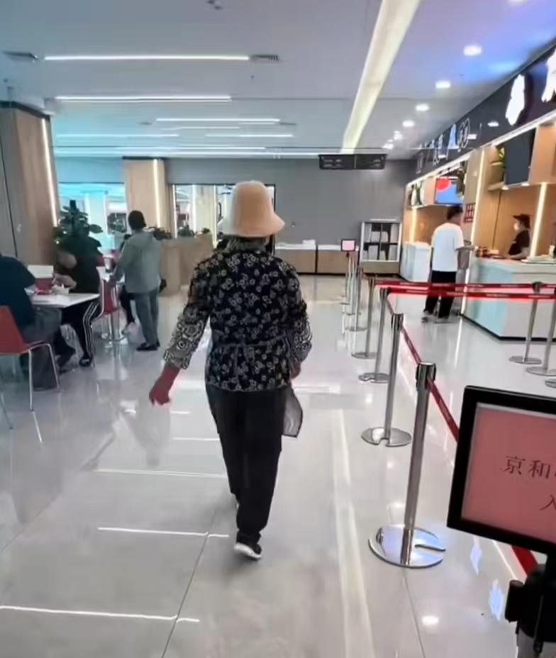 刘强东是不会穷苦出身，
看看这张照片就知道了，
有网友拍了张强子母亲的照片，
走