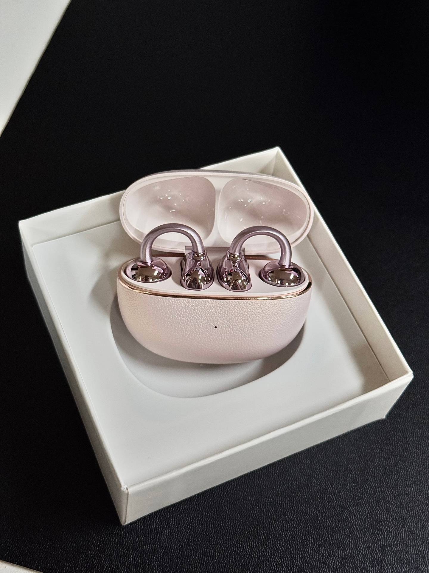 买过最不会吃灰的电子产品只有手机耳机是我觉得最不亏，每天都能用到，只有用到坏了，