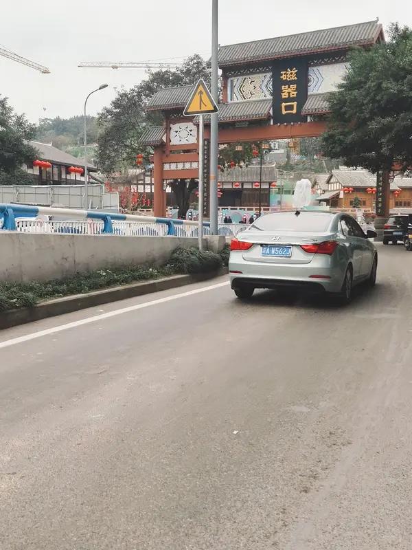 合川呆呆爆火这事儿，真像一颗投入平静湖面的巨石，激起千层浪。一个普通农家姑娘“摇