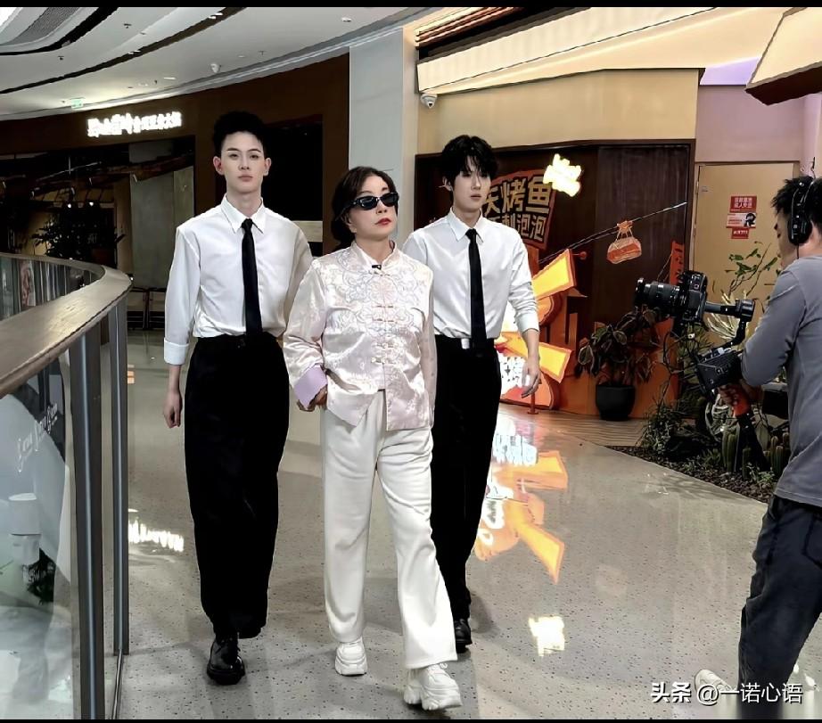 我以前挺羡慕刘晓庆的，觉得她70多岁了，走路带风，状态堪比年轻人，活的恣意又潇洒