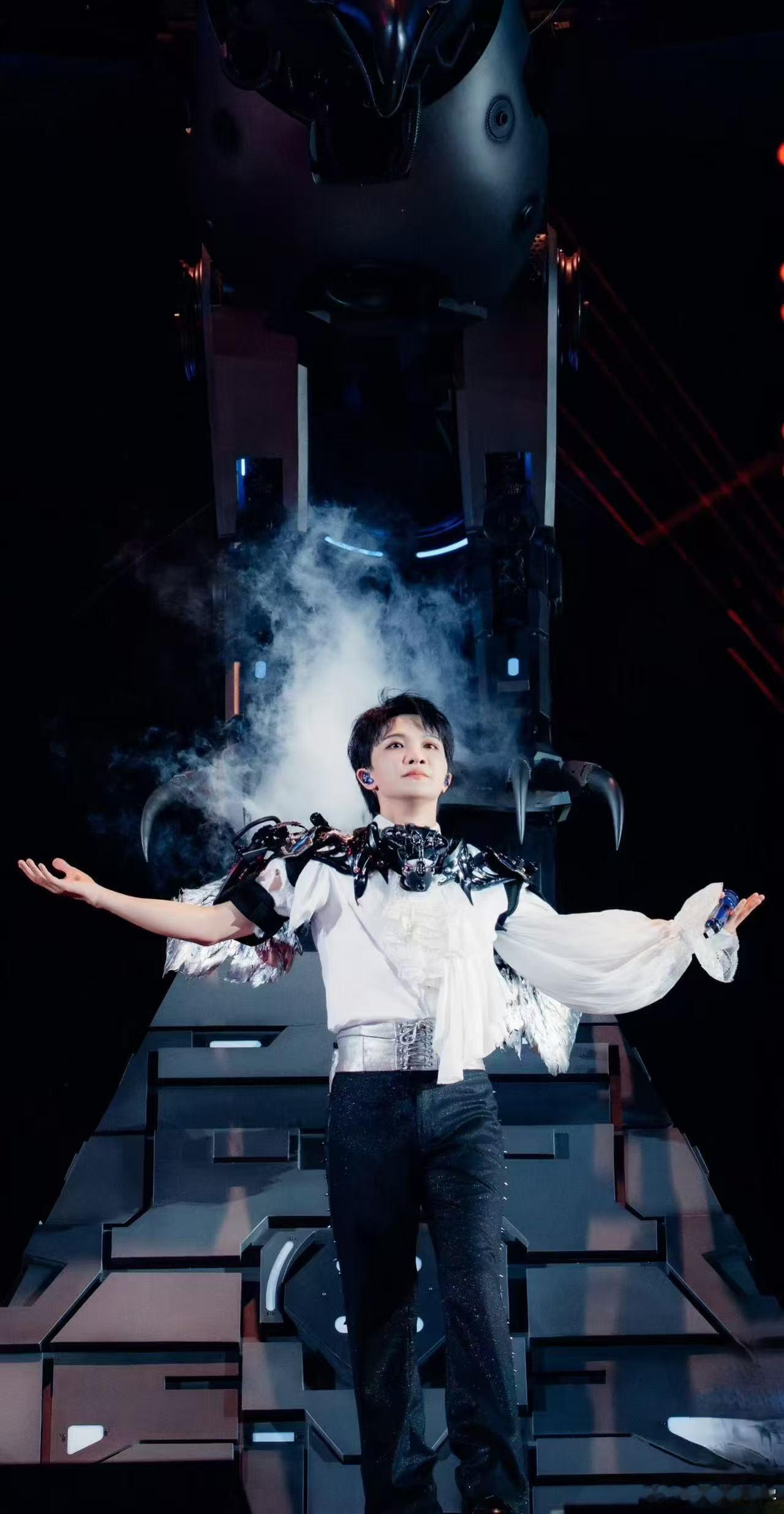 周深在王凯琪身上看到了破碎的自己 看到周深和王凯琪这一幕，真的被深深触动！周深感