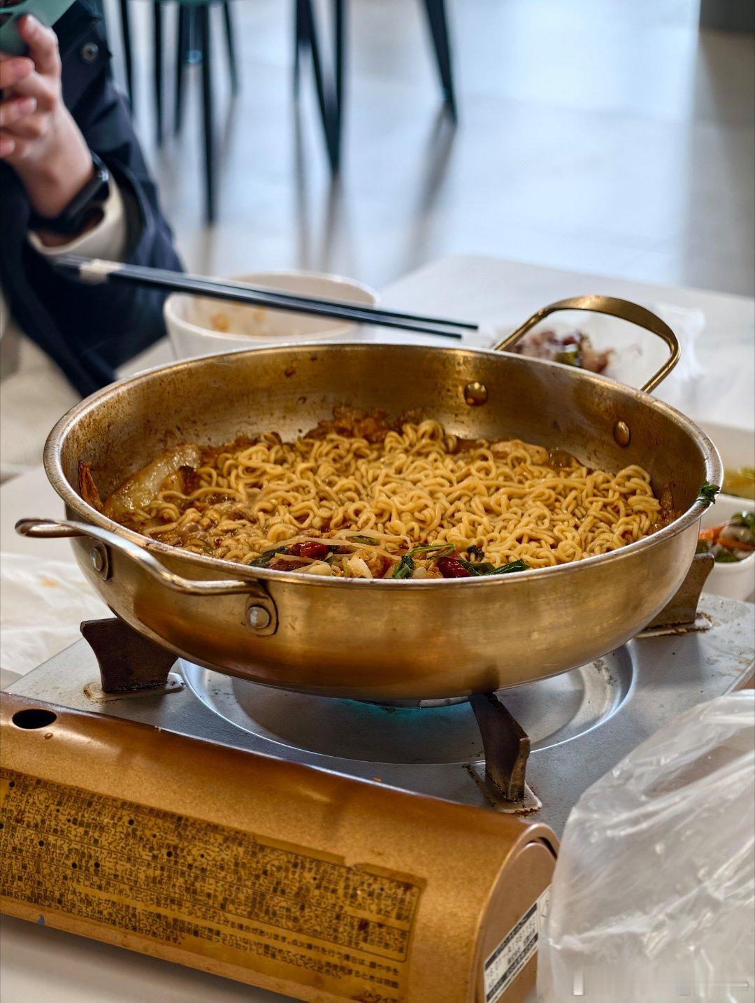 同事的万恶牛肉锅仔+泡面我的水煮菜+牛肉可恶啊，他们吃的好香[苦涩][苦涩][苦