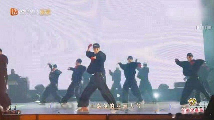 起猛了在声生不息看到王嘉尔了起猛了！刷到《声生不息》的舞台直接愣住，王嘉尔一身浅