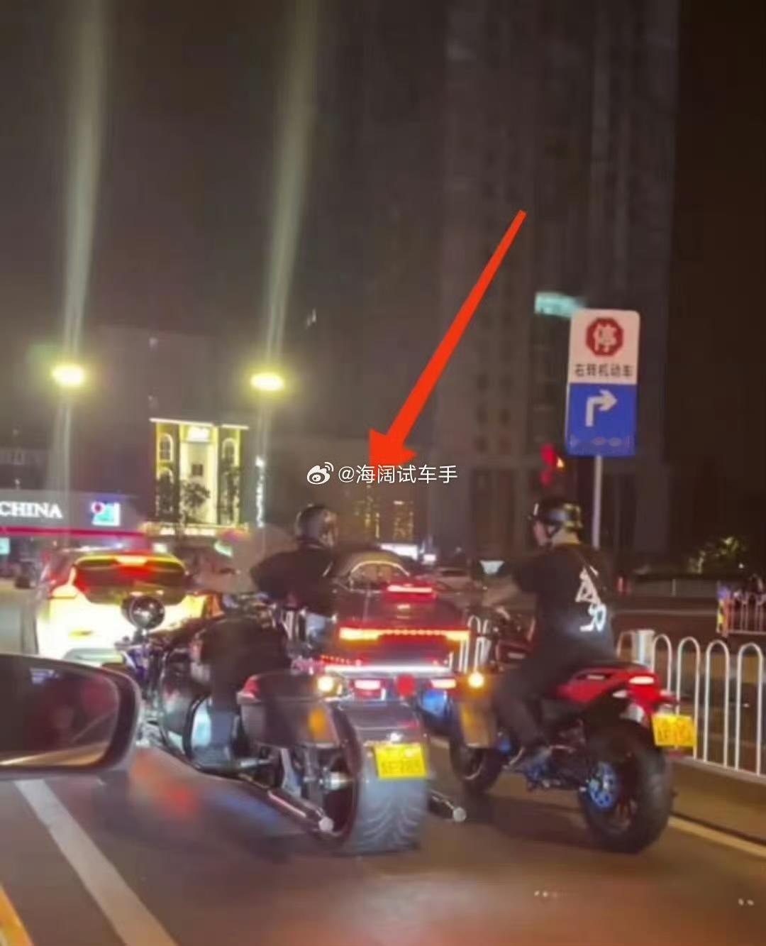 这辆摩托停车不用支起边撑了吧？