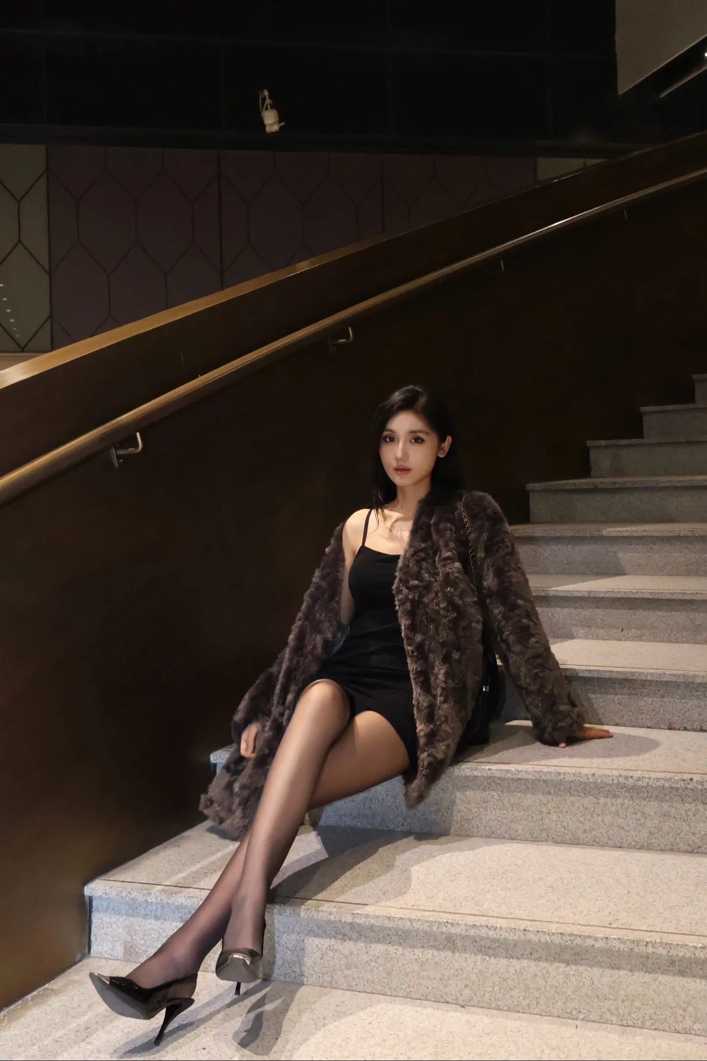 再见面时你挣了很多钱 我也早就戴上了当初想要的戒指