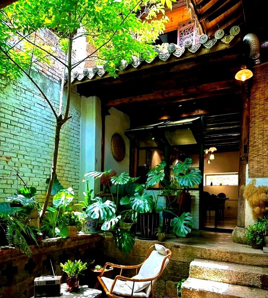 刷到一条深夜脑洞题，我直接笑到手机砸脸——