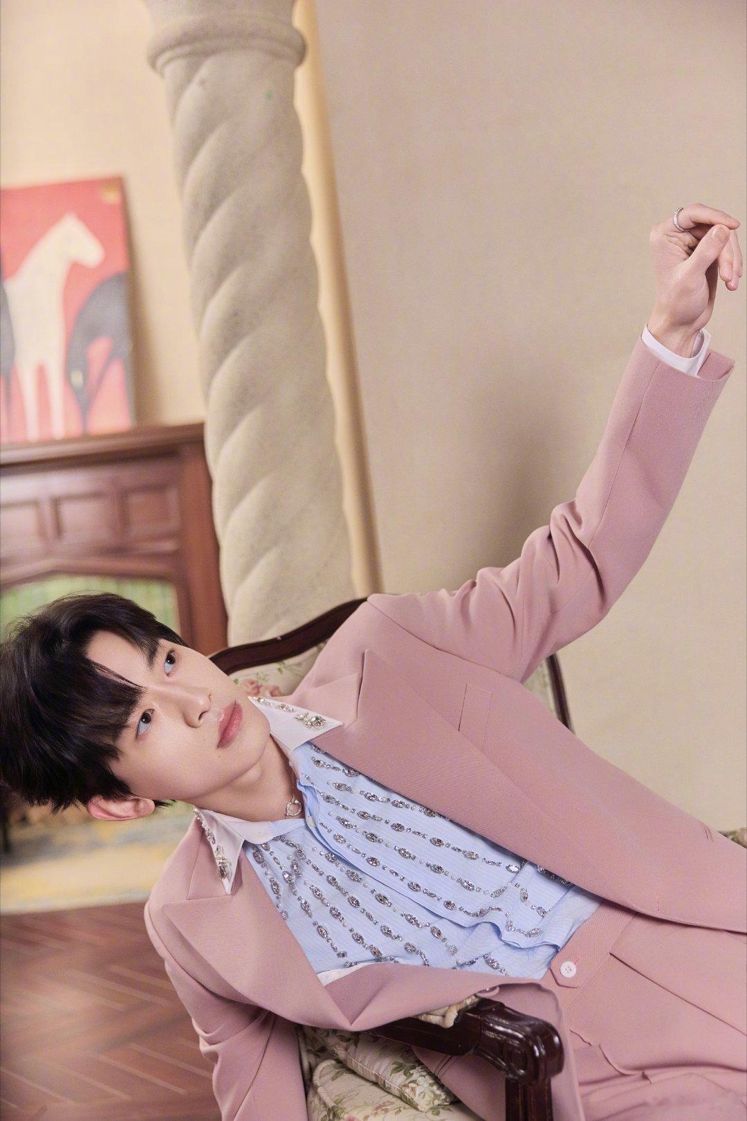 辛云来衬衫上全是钻辛云来这是谁家贵气小公子啊！东方卫视跨年造型满钻衬衫➕粉色西装