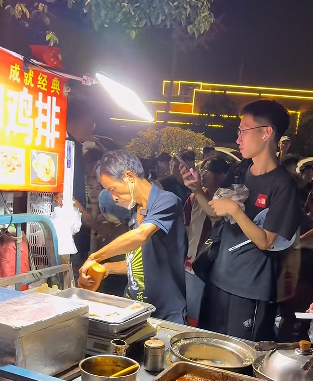 去看鸡排哥的游客们可能要失望了，

鸡排哥实在太累了，

没有办法再提供情绪价值