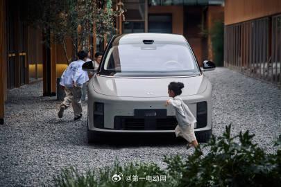 理想i8 今天更像是描绘出了一个场景给大家：阳光正好，微风不燥，和家人一起度过了