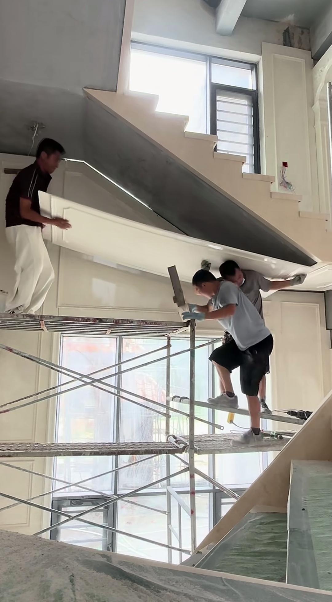 楼梯底板采用整块大板往上贴，仅依靠结构胶固定，真的能牢固吗？
楼梯下方的底板，直