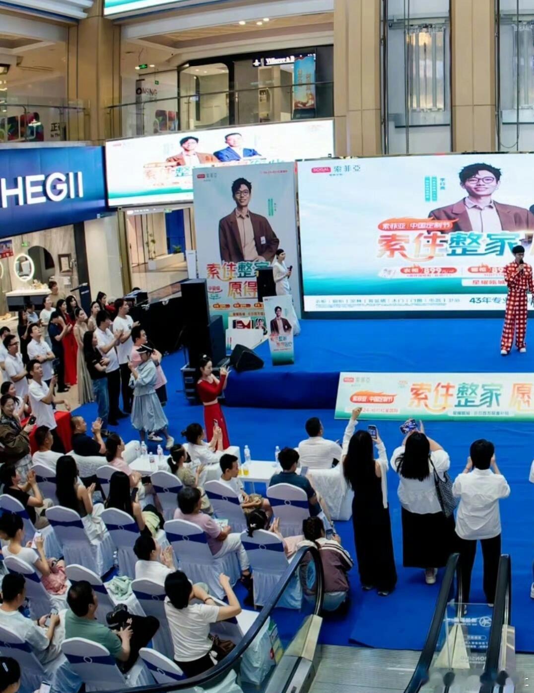 疑似李行亮取关麦琳 然而李行亮商演时麦琳还在旁边跟着，看起来出感情很稳妥 
