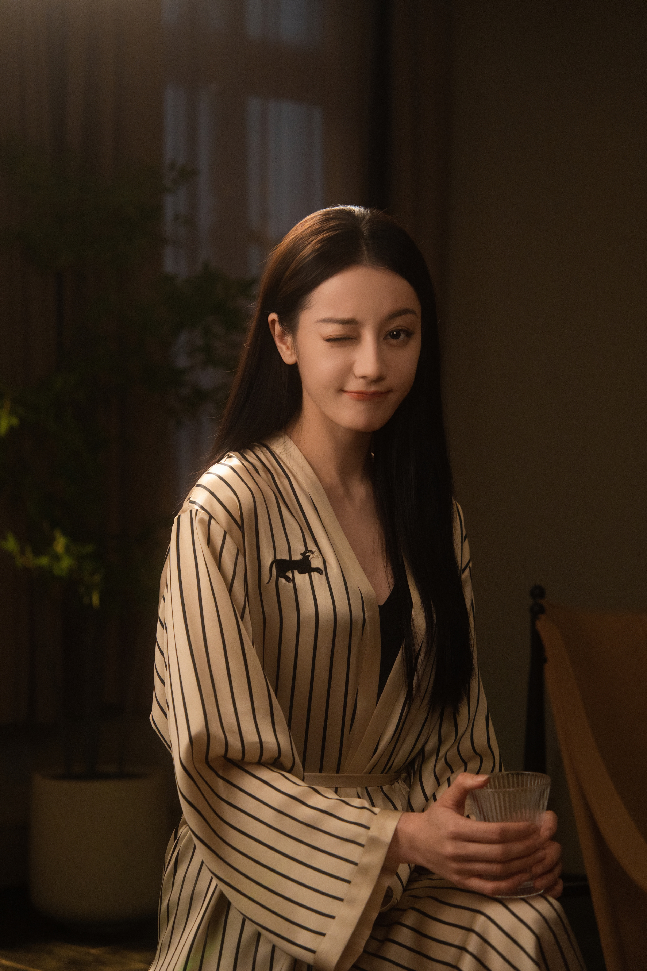 迪丽热巴🌌聂九罗的枭日记冒险在剧情里，可爱在镜头外！看聂九罗片场一秒切换状态花