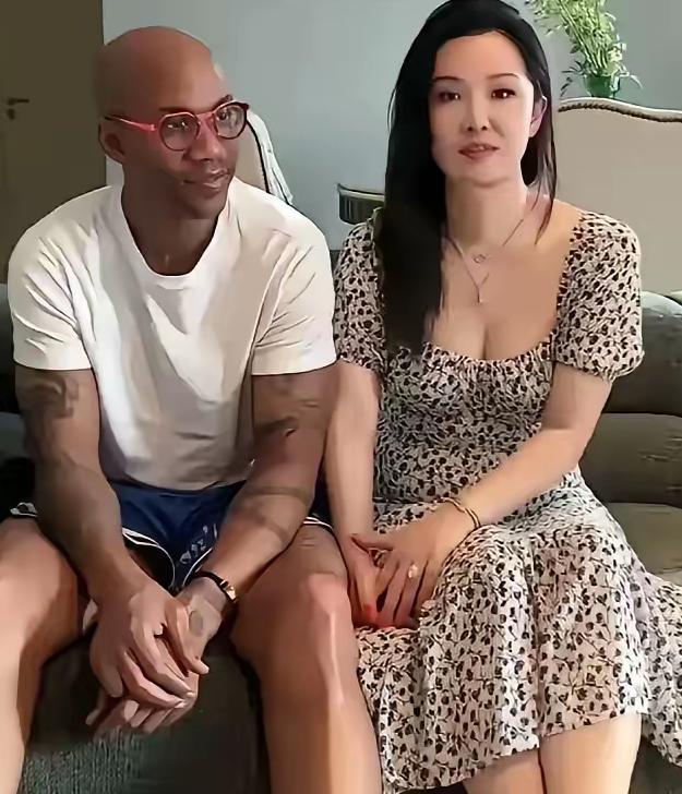 马布里在2023年结束了那段21年的婚姻，但没让自己陷在过去。现在，他和妻子汪妤