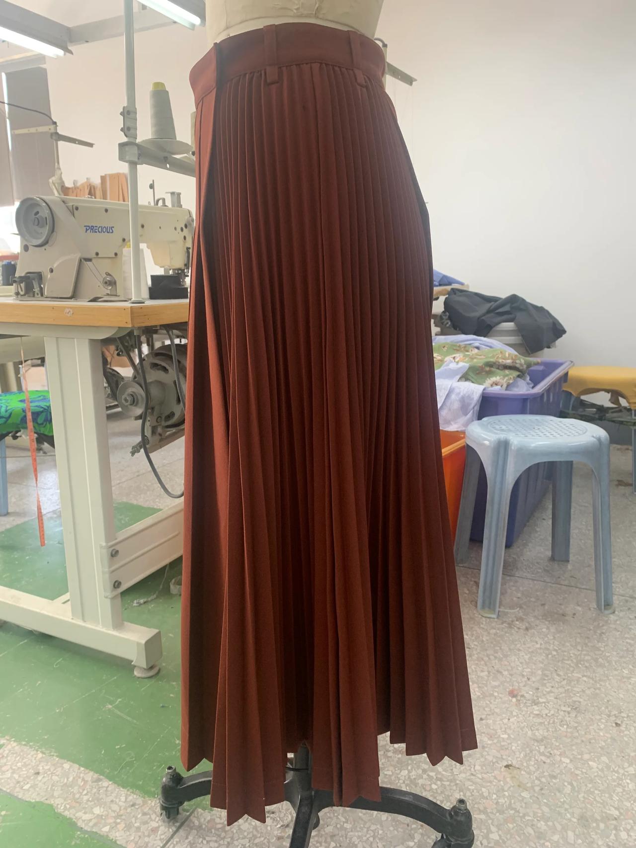 经过多次沟通和改版，这条裙子终于正常一点了。

这就是我们周末加班赶制的批版。因