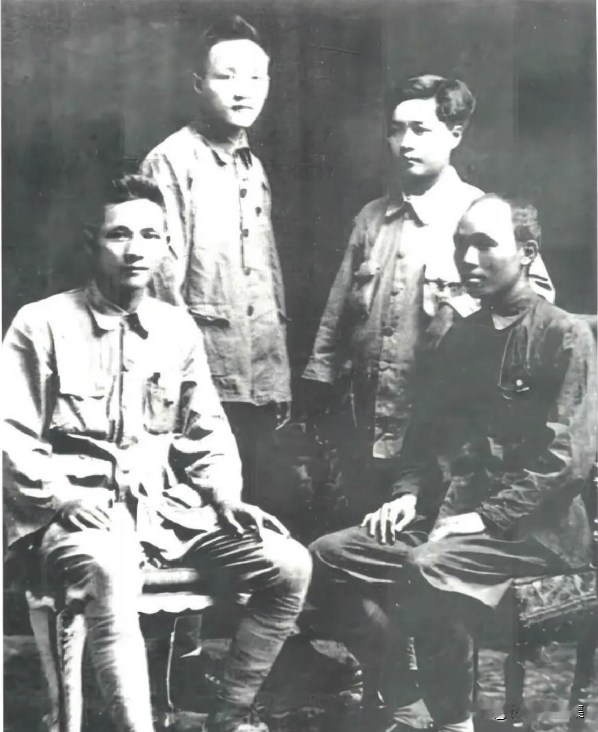 1927年，黄火青与妹妹黄海明（后右）赴苏留学与大哥黄山农(前右)、五弟黄民钦(